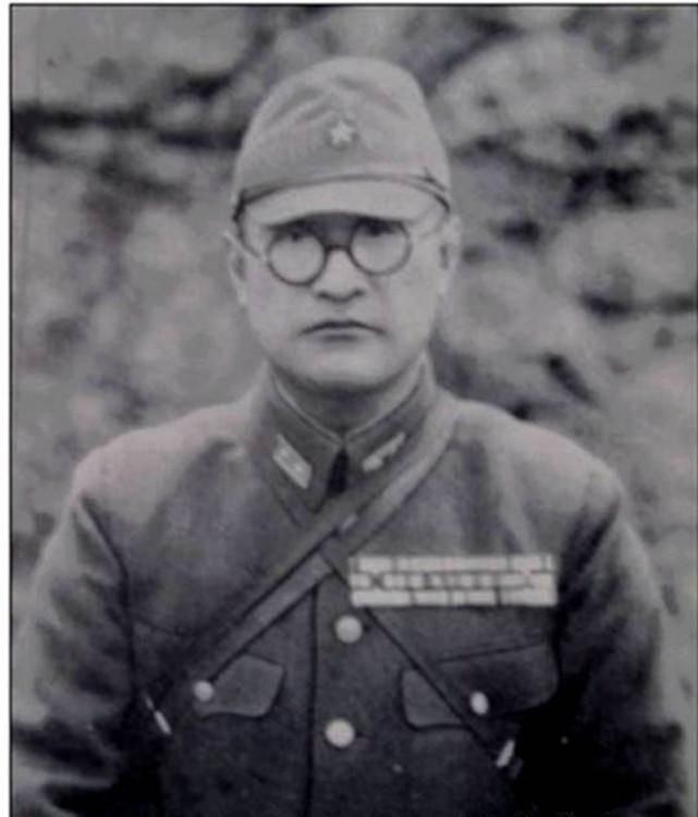 🌞1942年，黄士伟在路上埋地雷阻击日军，准备预测日军会停下的地方时，他突