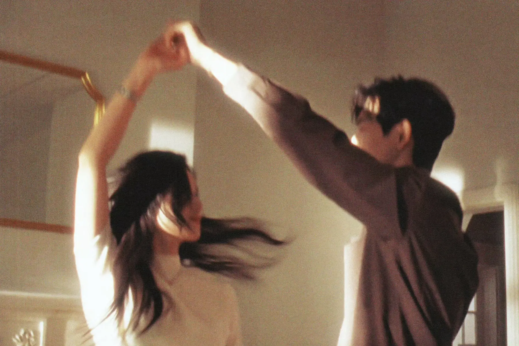 李现张婧仪深情相拥甜蜜幸福牵手奔跑氛围感十足