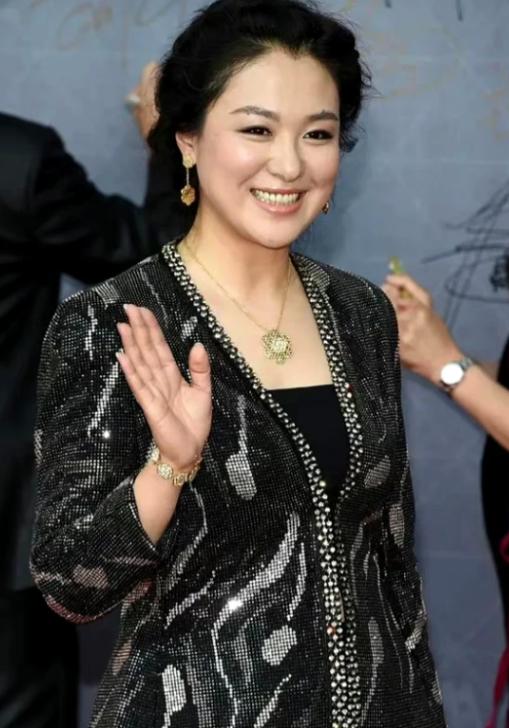 2008年《潜伏》开拍，沈傲君和孙红雷拍完吻戏后，她悄悄地对导演说：我给你100