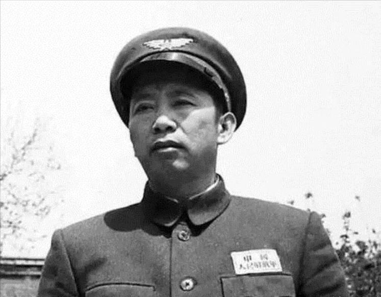 1955年6月，刘亚楼到杭州看望毛主席。毛主席问他到杭州干什么？刘亚楼说