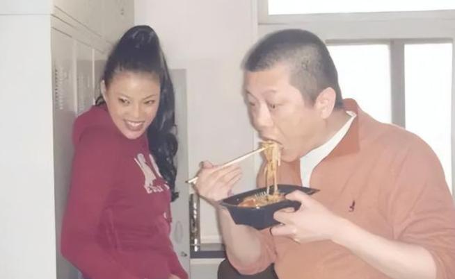 2005年王朔被房东扫地出门，分手一年的徐静蕾赶到现场，直接全款送房给他！2