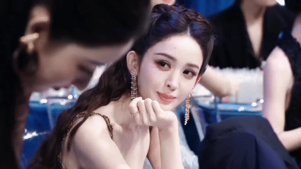 被娜扎这样盯着谁能受得住啊娜扎微博之夜这一眼封神了！导播精准捕捉温柔又有力量的