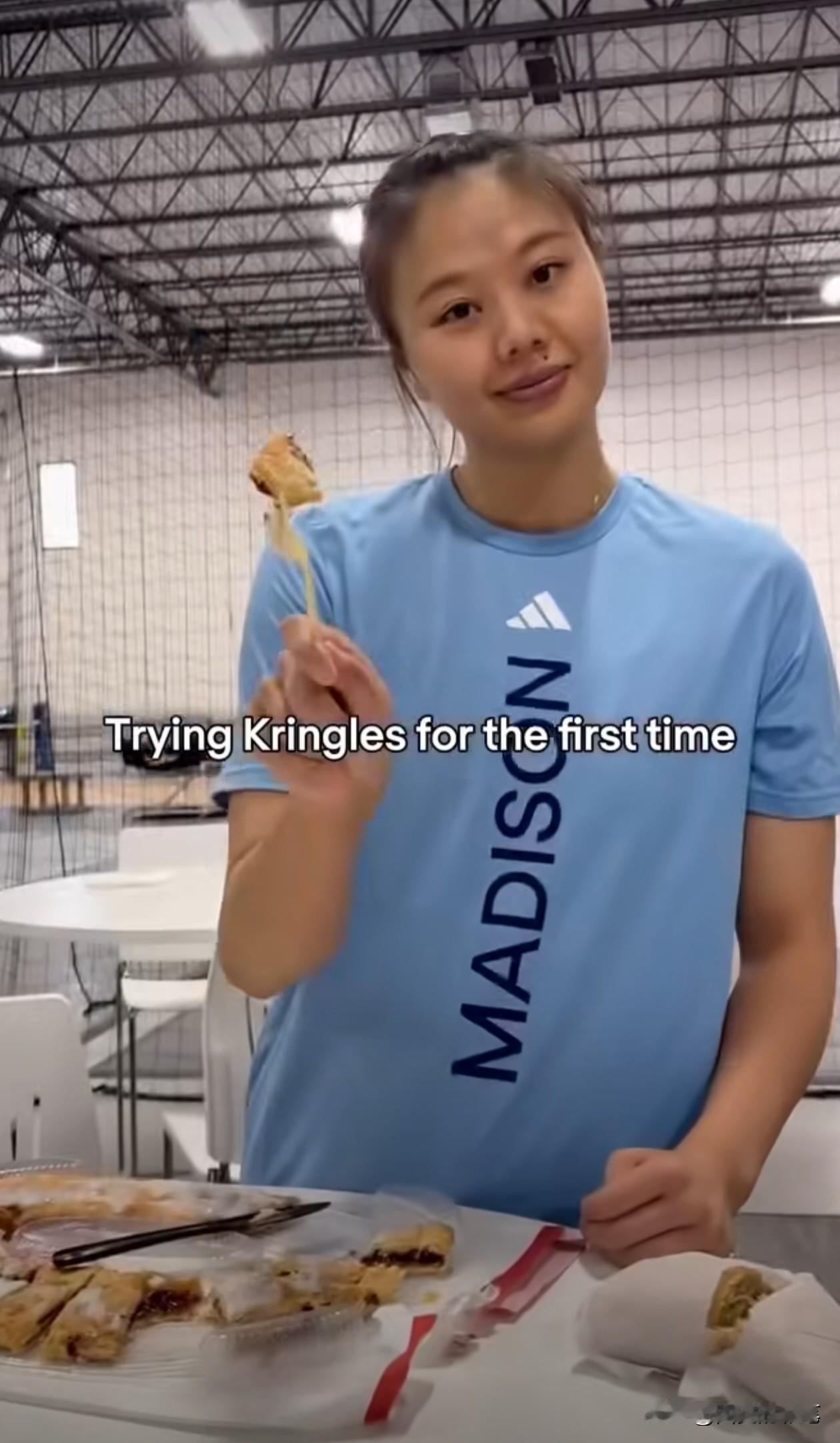 哈哈[呲牙笑]，听听龚翔宇用英语对美式糕点的点评。赛后，俱乐部迫不及待地为队员上