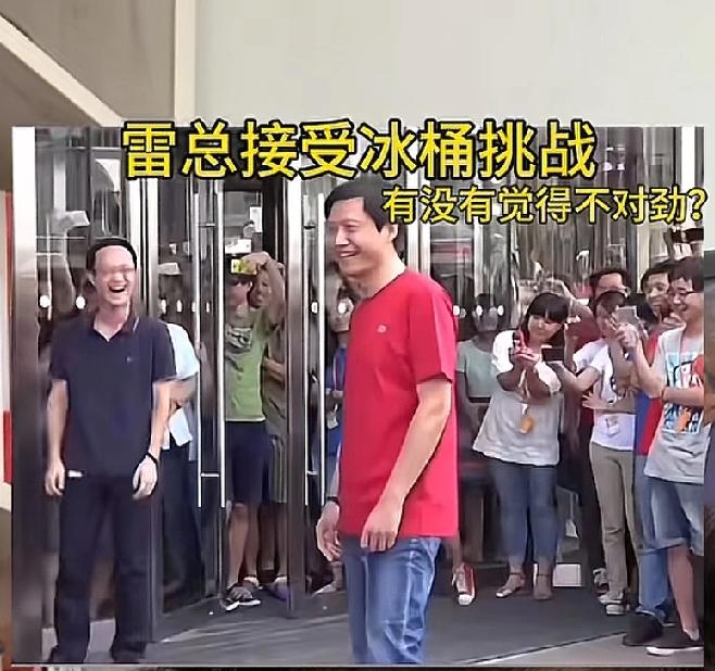 大家都穿短袖，还有女生穿短裤，说明是夏天，桶里装常温水，然后把冰块倒进桶里变冰水