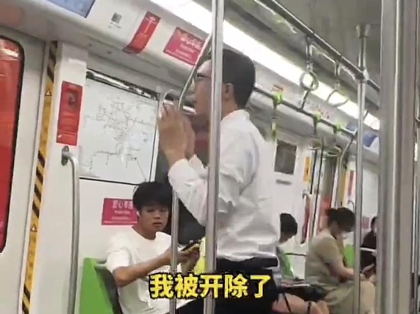 杭州地铁上一男子“慷慨激昂”讲述他的遭遇，在地铁里边说边来回走动，激动的脸通红。