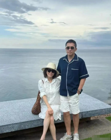 刘嘉⁠玲和梁朝伟在泰国度假的照片被晒出来了，‎两口子的状态也太‎能打了吧，这腿这‏身材⁠，真没谁了﻿