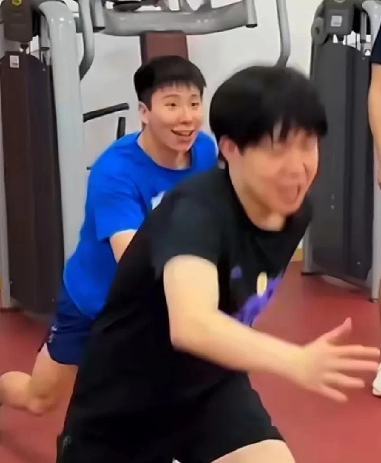 瞧瞧，大头笑得多开心！训练场上，王楚钦做了一个高难度动作，给队友徐英斌看。徐