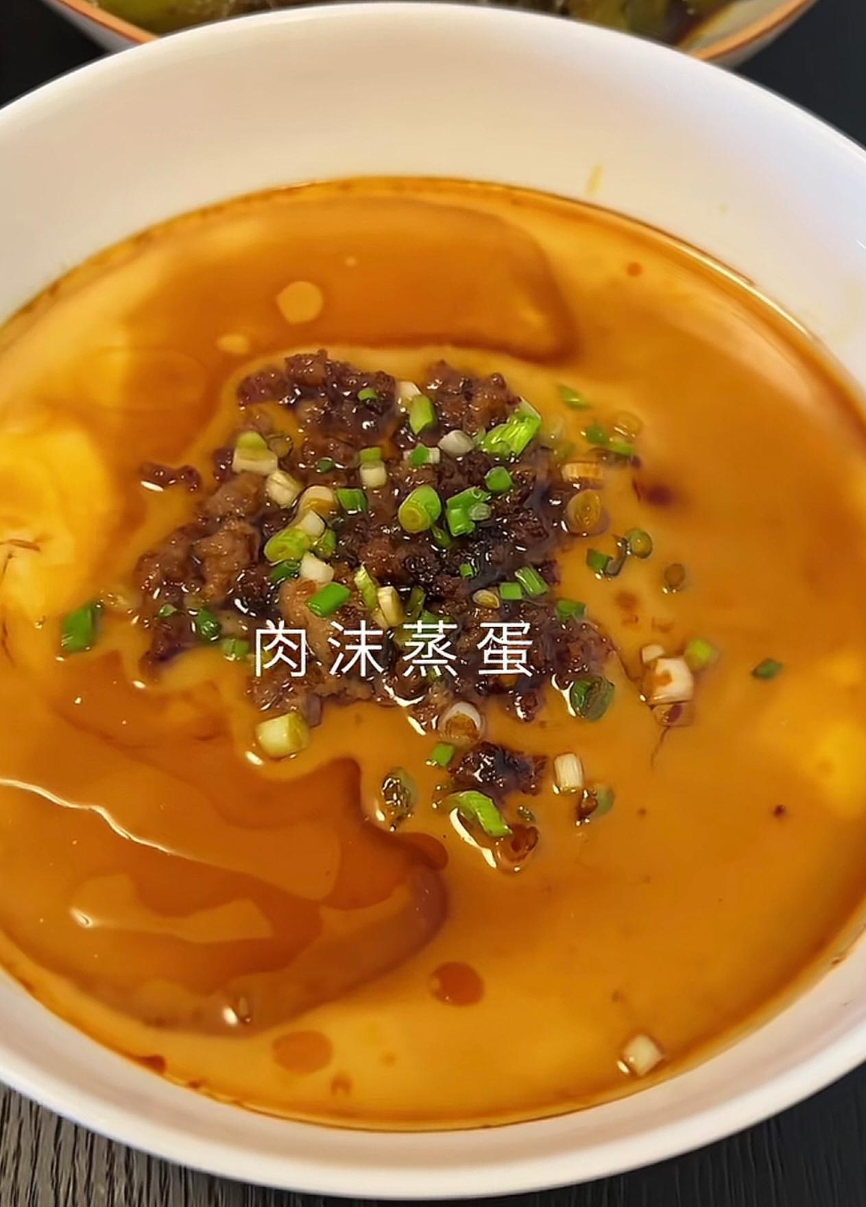 中午去小姨家蹭饭，姨夫亲手做了一桌成色香味俱全的家常菜。还特意给我煮了爱吃的
