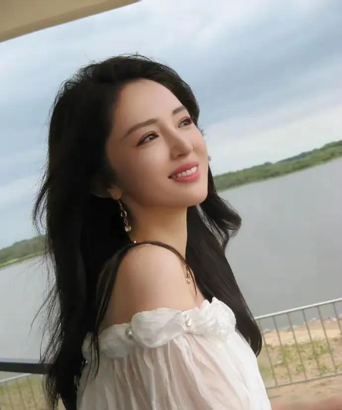 董璇结婚了，46岁离婚带娃，嫁给37岁喜剧人-张维伊。陈乔恩，46岁，嫁给37