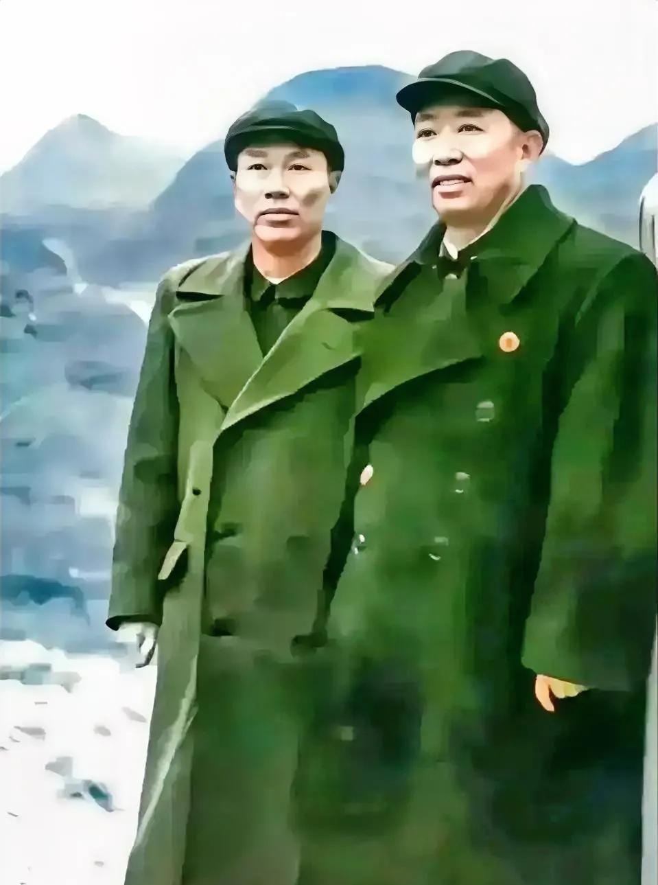 1960年刘亚楼上将和邓华上将，两位老战友拍摄于四川。