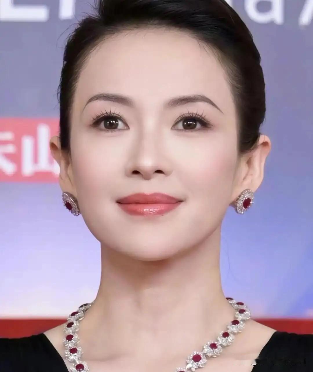 章子怡现在应该感谢赵欣瑜当初给她制造的泼墨门，正是泼墨门，让章子怡历尽浮华，远离
