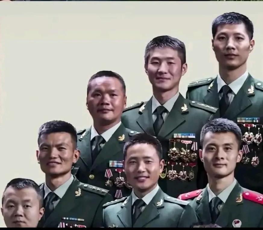 杨兰兰身边这位身材高大，看上去机智敏捷的男士，还是干过武警的，怪不得处处透着精明