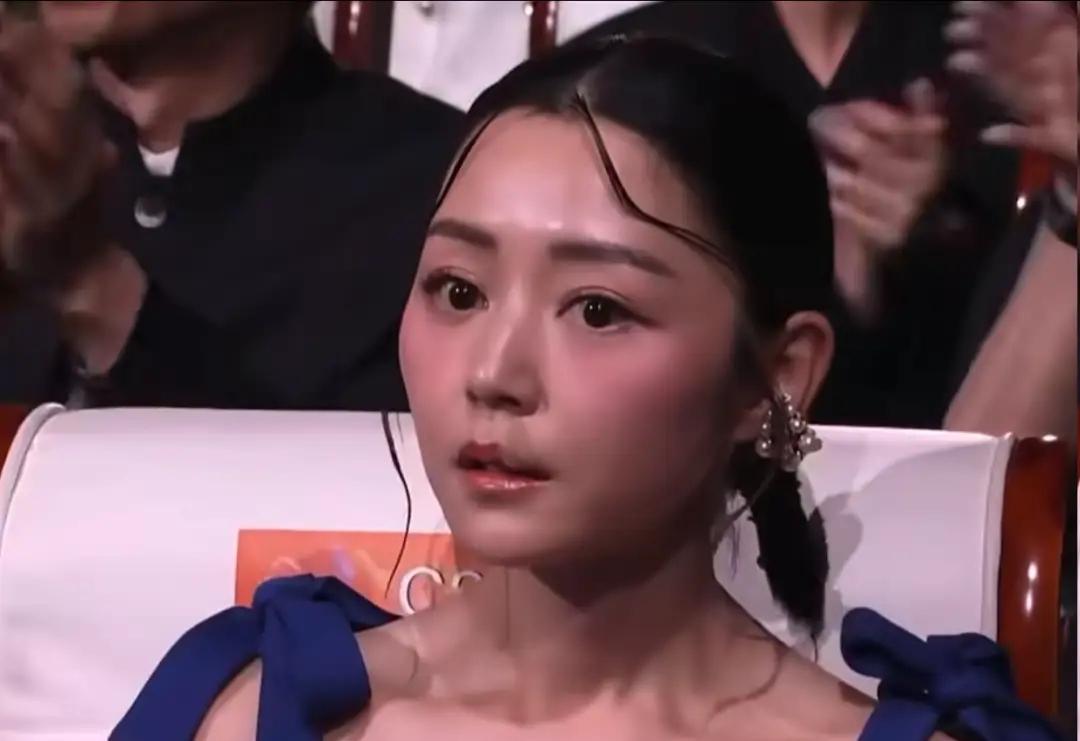卫诗雅爆冷获奖！听到自己名字的那一刻，她整个人当场懵住，难以置信，一时间完全没