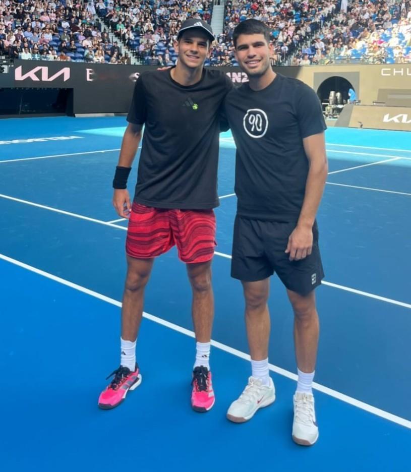 澳网2026澳网男单第二轮备受关注的05后对决，2005年出生的门希克摆脱了首