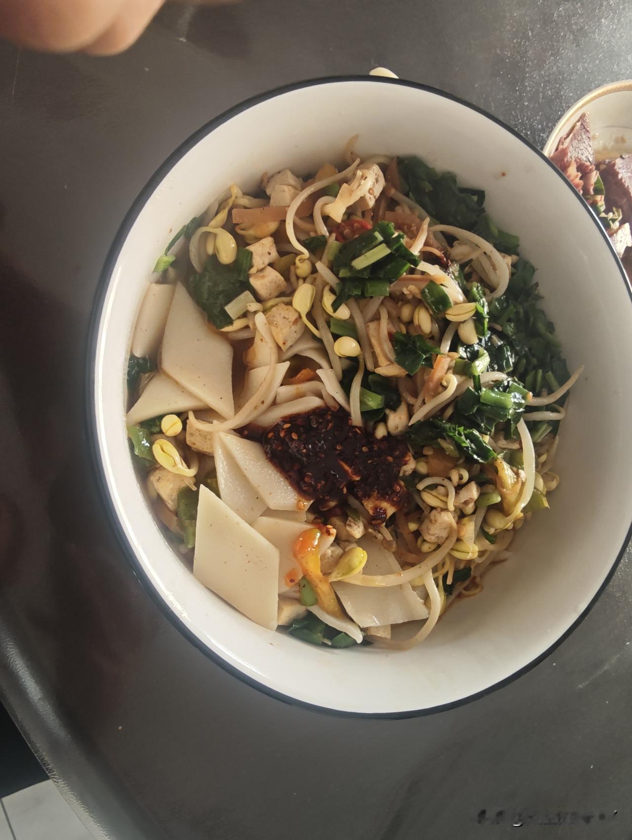 中午回家老婆做的拌面片，在喝一两小酒，还是很舒服的。