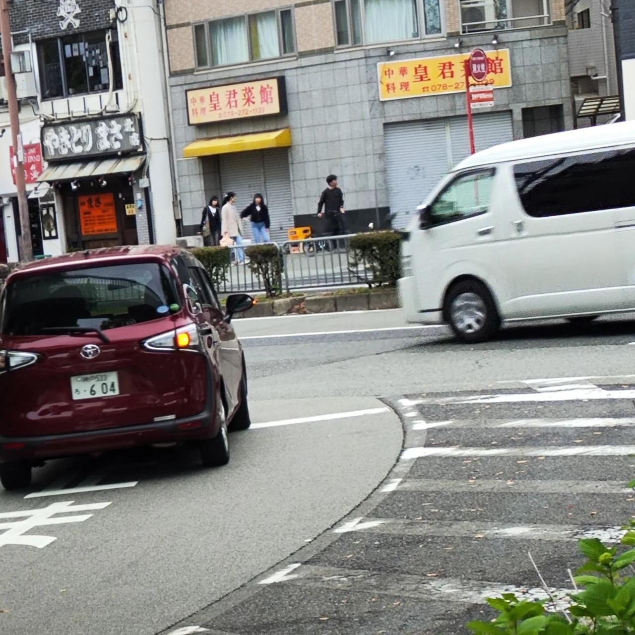 日本街头恶心的一幕刺痛了多少中国人的心！照片里，这是一家位于日本神户三宫地区的中