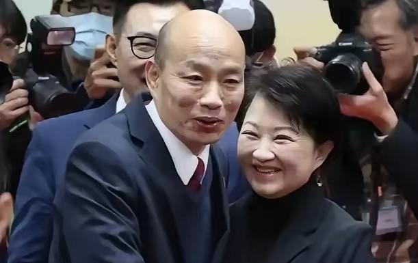 卢韩结盟选战大位！据消息人士说，台中市长卢秀燕和前高雄市长韩国瑜“已经结盟”，双