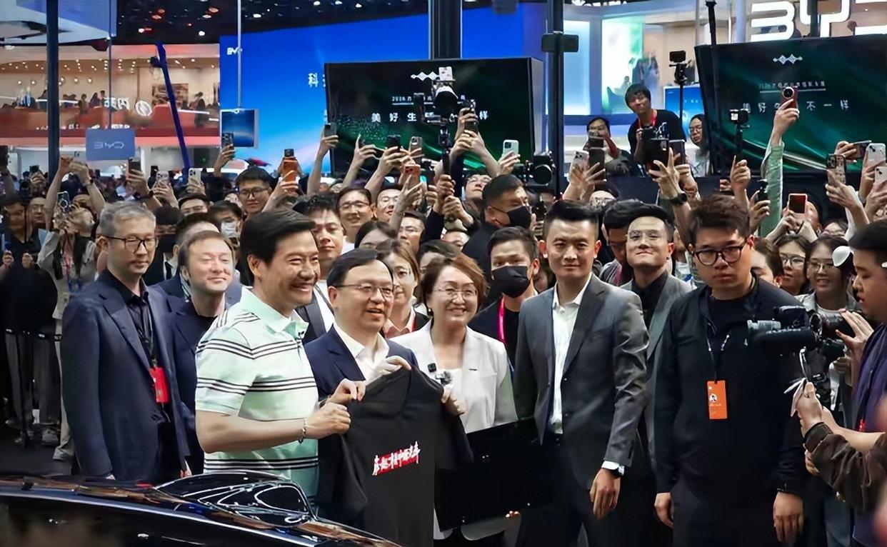 比亚迪这波操作什么意思？前四个月跌了26%？别慌，这叫“政策戒断反应”。去年