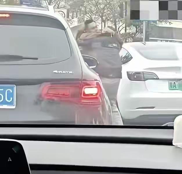 一个价格，享受了两种精彩服务9月29日，乘客潘先生打了一辆网约车，临近假期