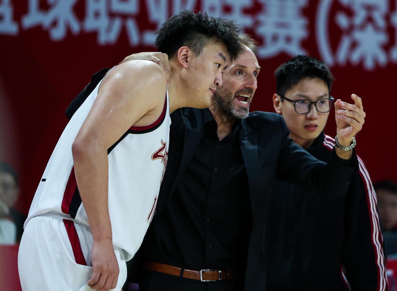 换帅如换刀！从6战5负到9战8胜，只因换了一个教练球迷：CBA的奇迹CBA常