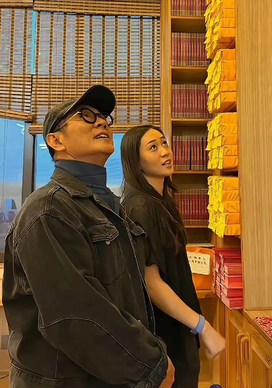 功夫巨星李连杰，最近被拍到在尼泊尔陪小女儿生活。镜头里的他，没什么明星架子，就像