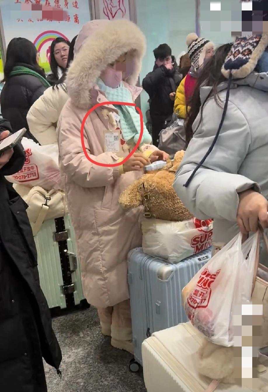 网友发视频称：吊牌都没摘，估计从漠河回去她就无理由退货了，商家要注意了……评论