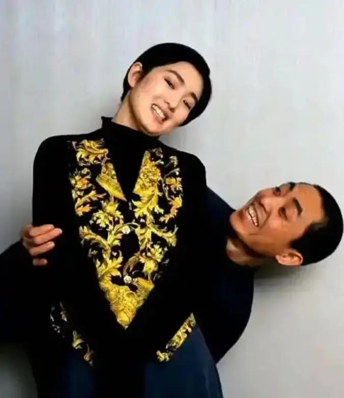 她求了八年婚，他只改了八次剧本。《红高粱》开机那天，巩俐22岁，张艺谋37岁。