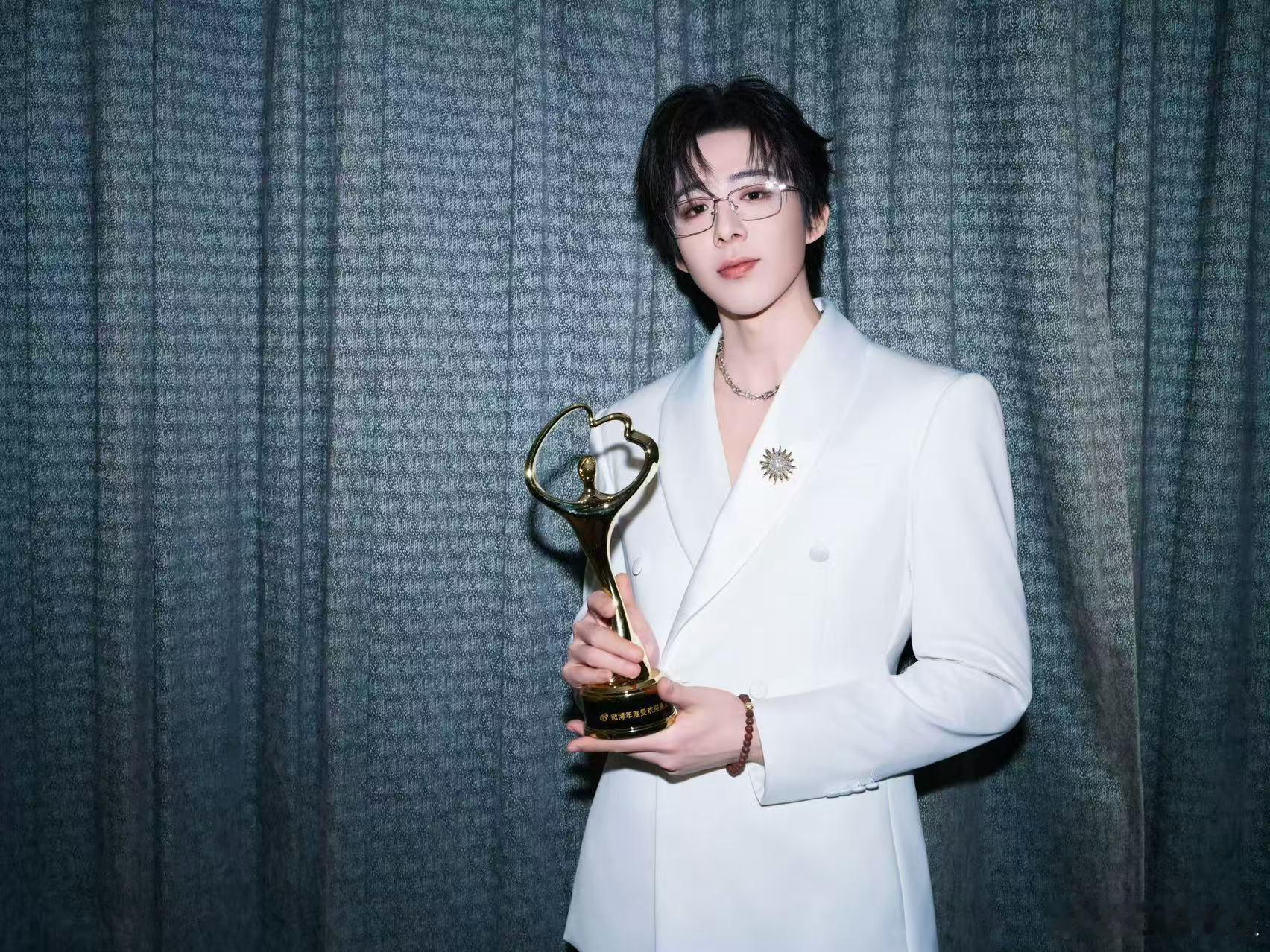 刘宇宁晒和张凌赫曾舜晞合照刘宇宁说唱好歌演好戏做好人刘宇宁晒微博之夜和张凌赫曾