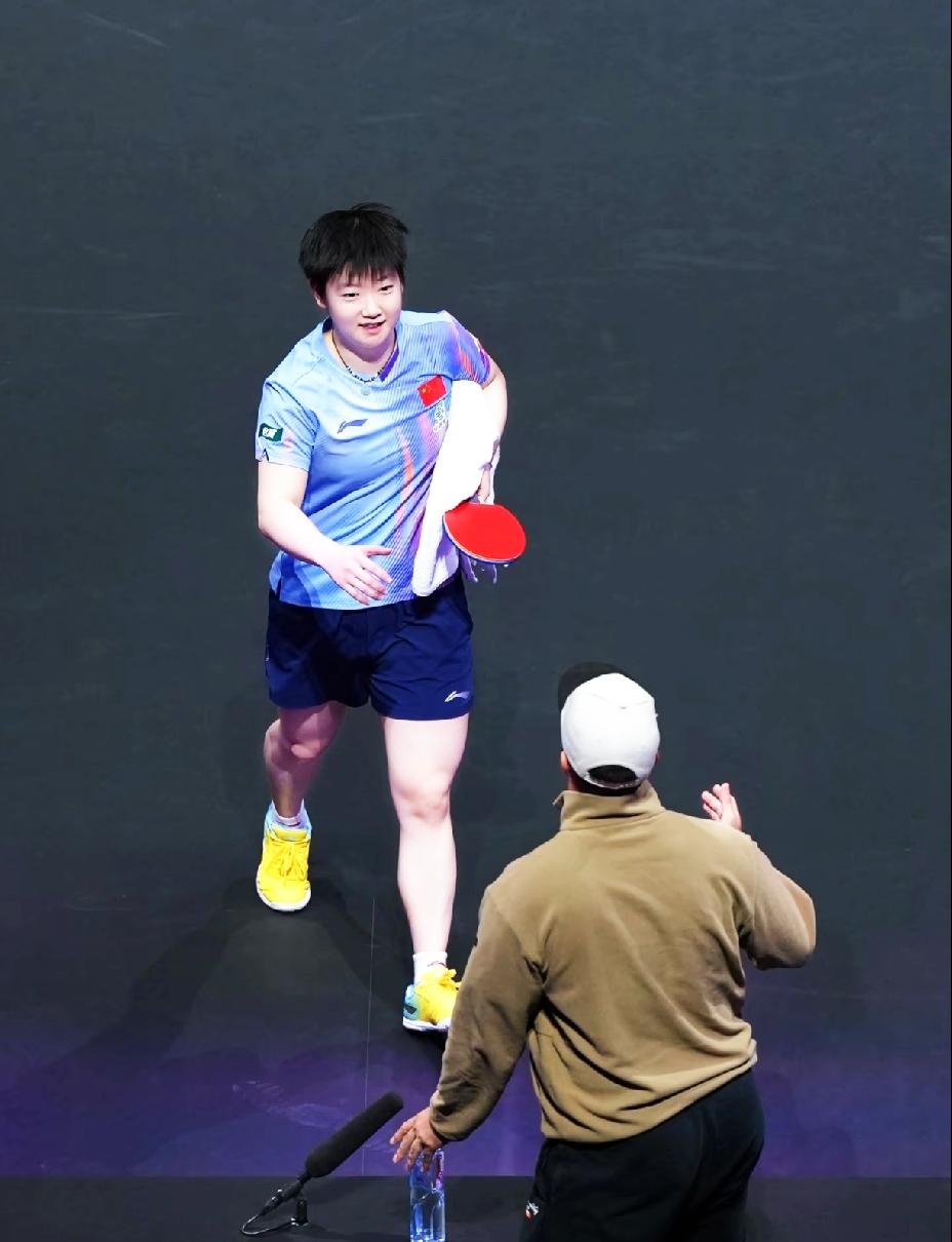 说实话，莎莎穿这件紫色球服最好看。给人一种阳光明媚的感觉，就连跟别人握手眼