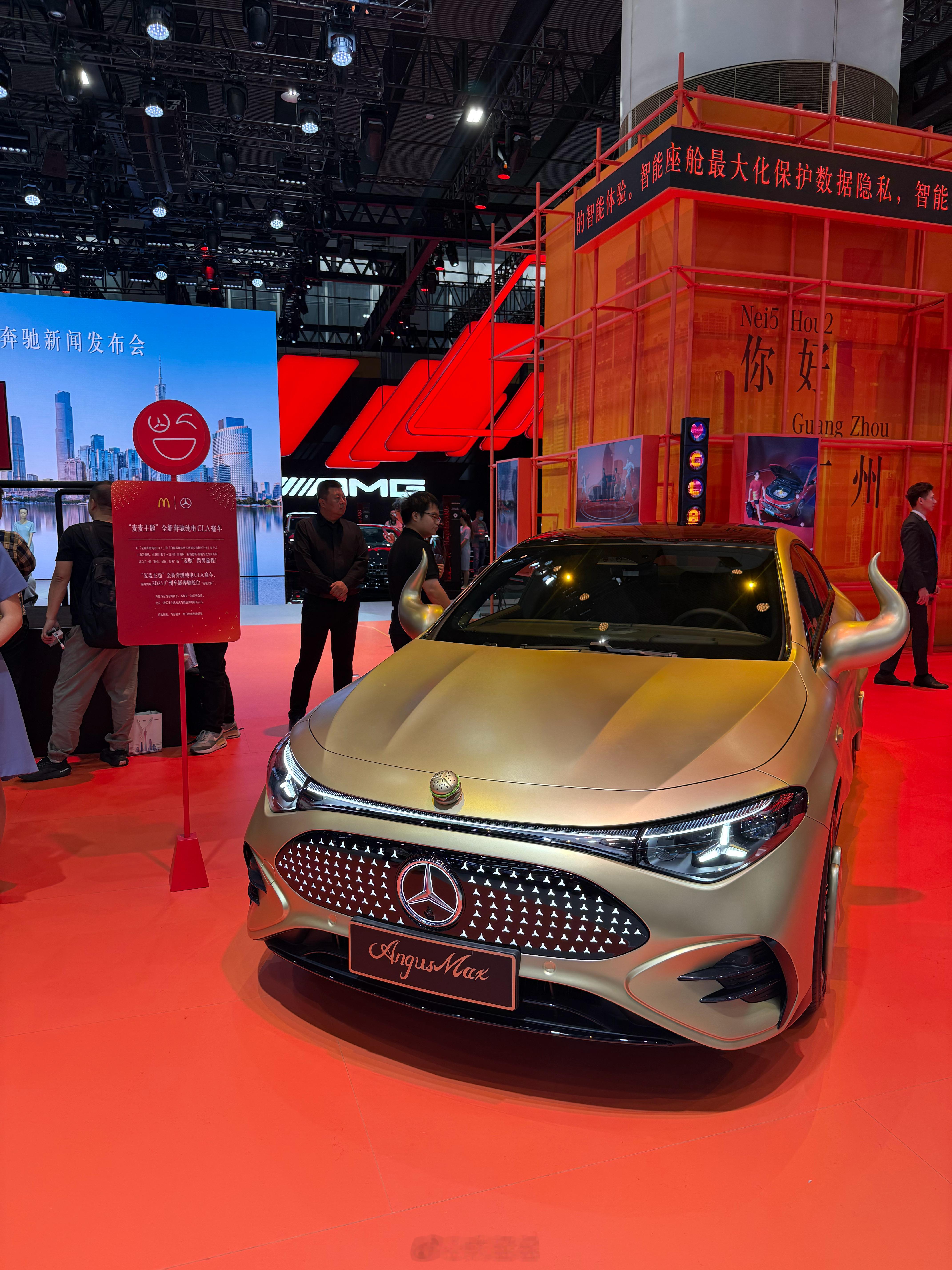 这俩货放在奔驰展台，对我而言，真是非常抽象了。