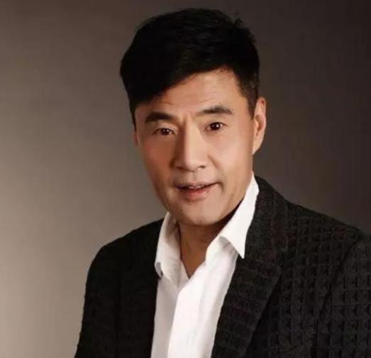 2003年，于荣光的父亲确诊为肝癌，医生告诉他：如果不化疗，最多活3个月。于荣光