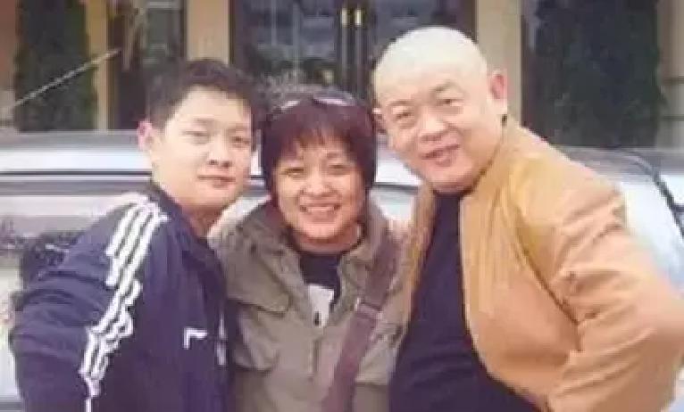 傅彪2005年因肝癌走了，才42岁。当年医药费高得吓人，冯小刚张国立几个哥们