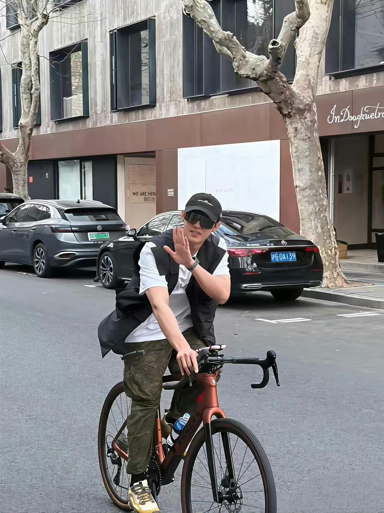 黄景瑜一天到晚都在骑车说黄景瑜是“一天到晚都在骑车”，一点不夸张。上海街头、