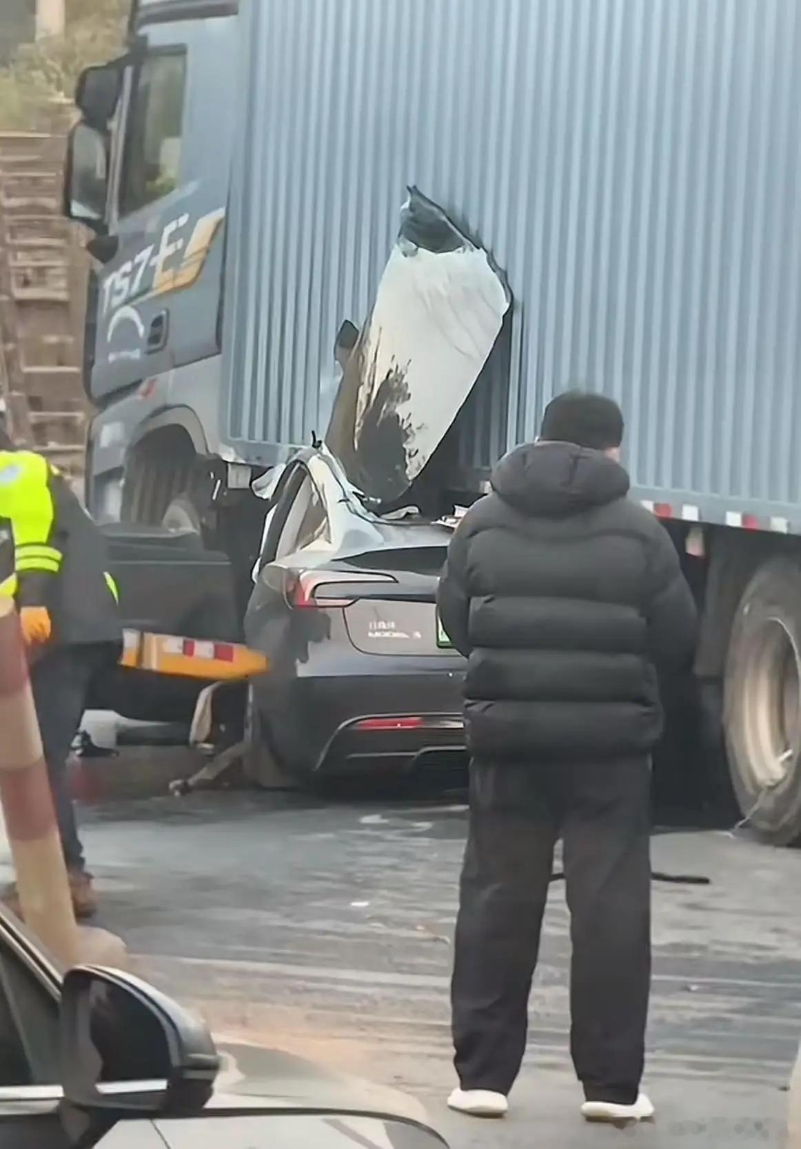 仔细看，特斯拉直接把大货车都顶起来了（原以为车主还在车里，没想到人家已经在特斯拉