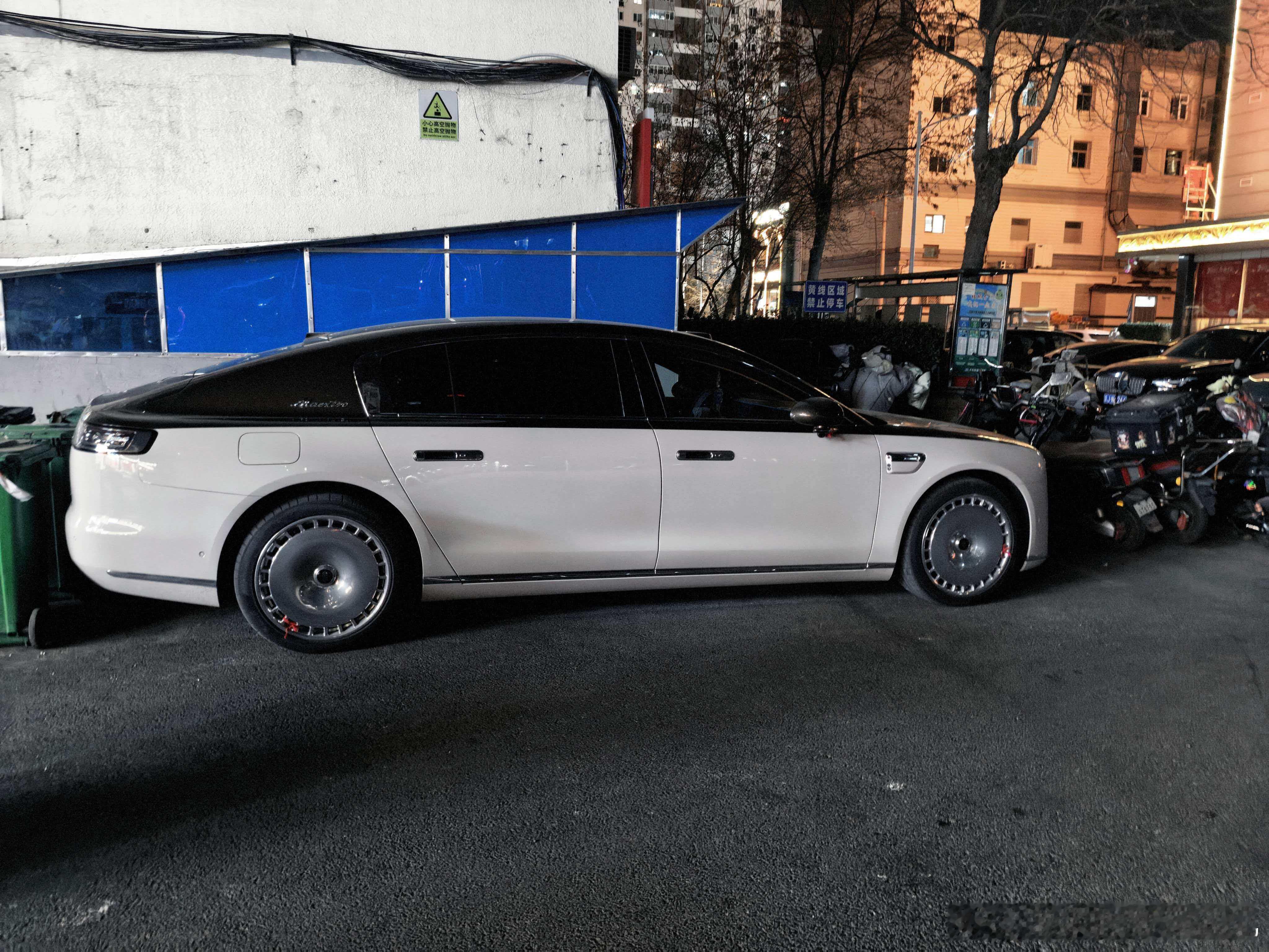 尊界S800车大点其实也没事，看人家停的尊界s800