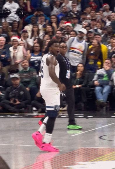 爱德华兹：三个裁判，你，你，还有你，叼个哨子瞎吹！这场圣诞大战，华子也算是创