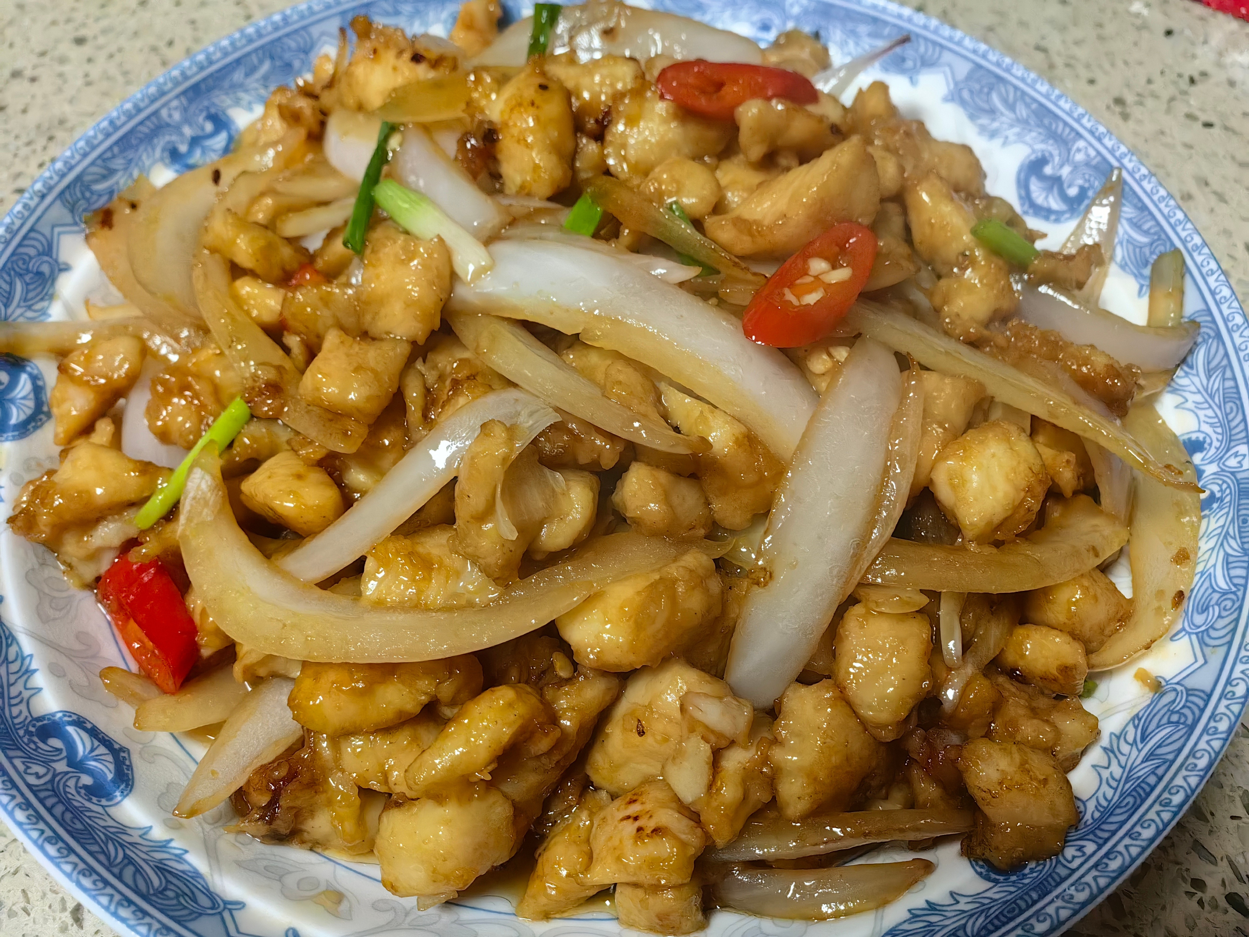 家常菜鸡丁炒洋葱，五花肉炖茄子🍆，清蒸鱼，广东菜炒鸡蛋。