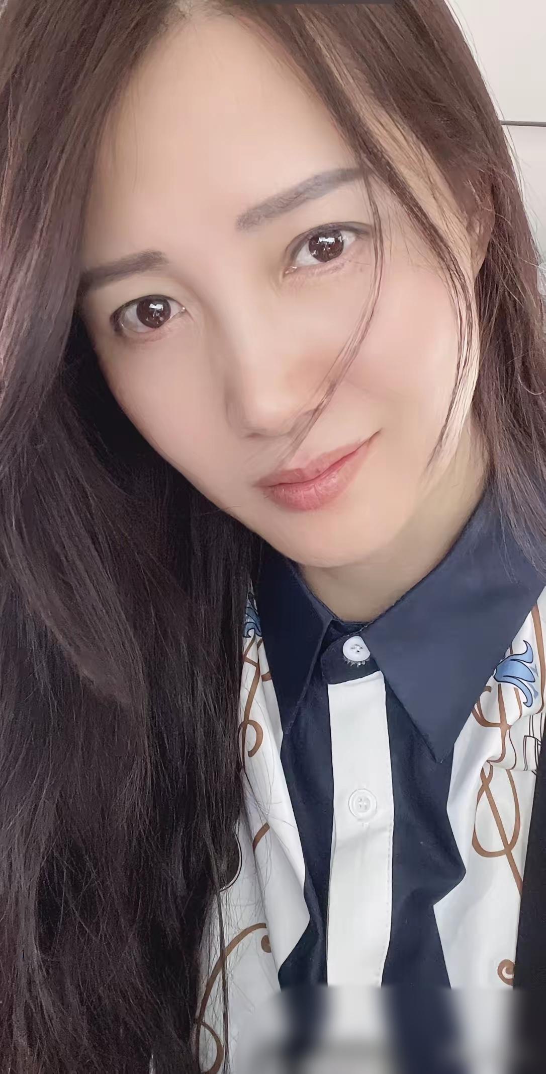 长发飘飘，笑靥如花。