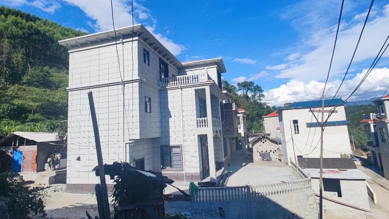 来到南方农村，到处都有别墅乡镇建别墅