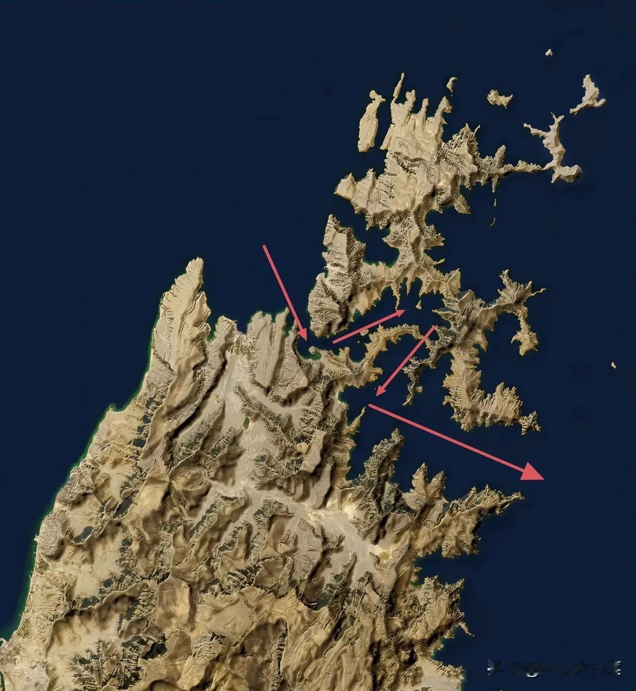 霍尔木兹海峡一侧是一个凸起的半岛！这个半岛并不属于阿联酋，而是阿曼在阿联酋境