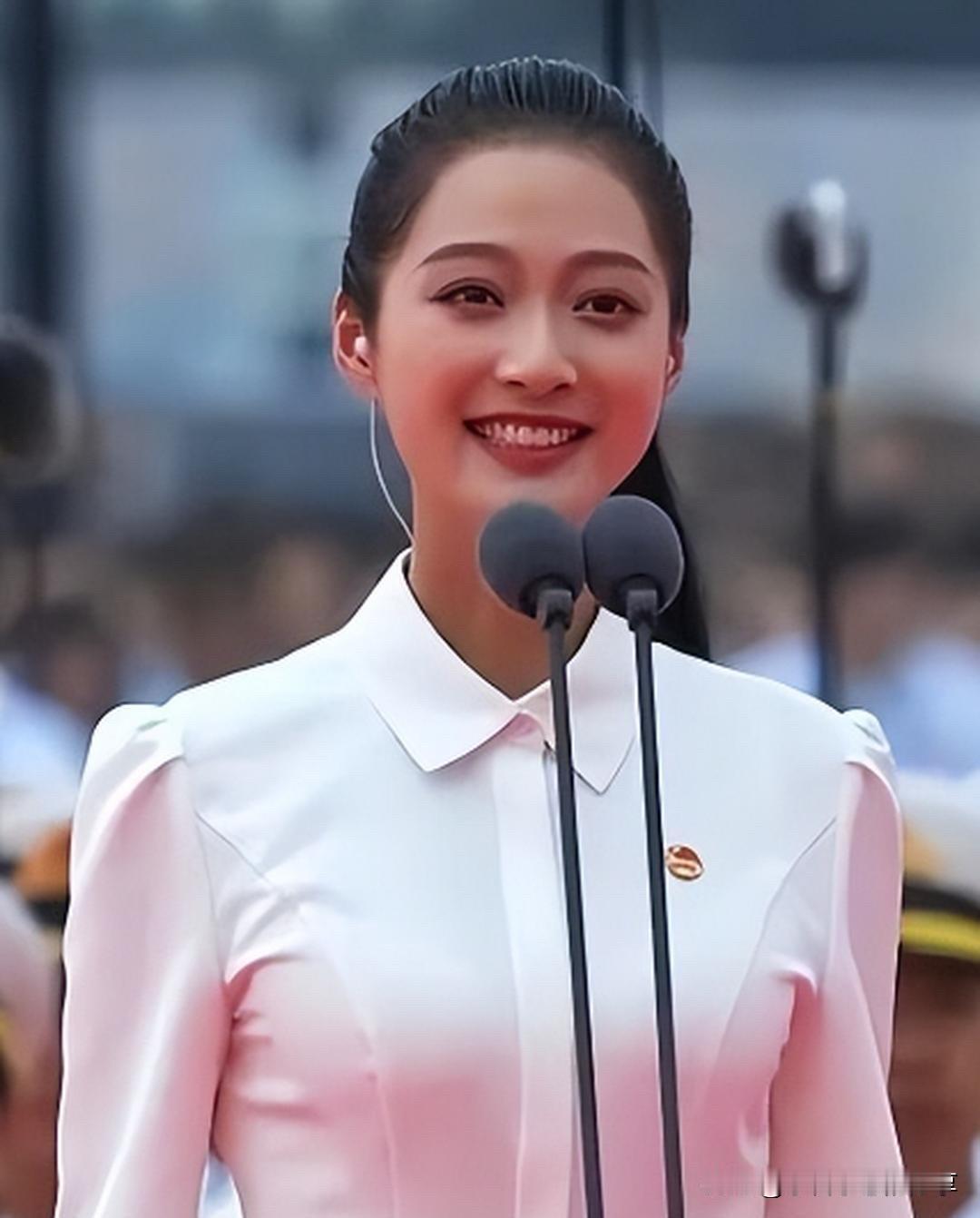 她是党成立100周年大会里最美的一个领诵员，五官圆润饱满，表情自然大方，气质佳颜