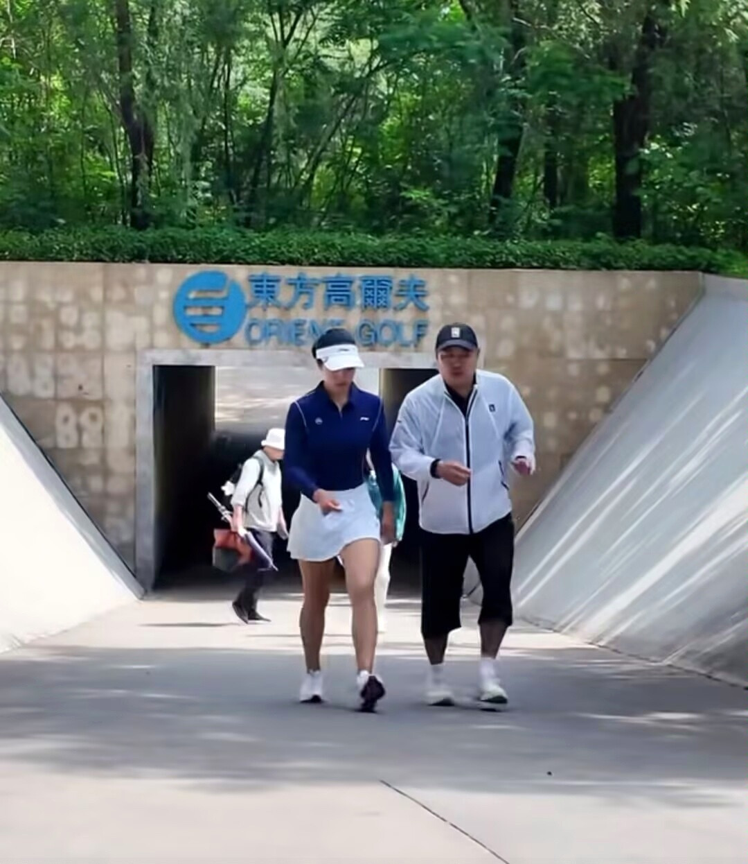 一有瓜便慌忙甩照堵嘴，此地无银的刻意。天下共待铁窗囚服照！为什么乒乓球成饭圈化重