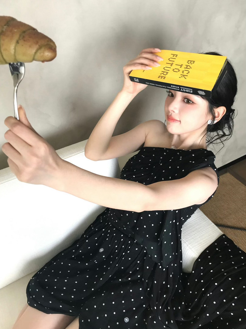 杨超越这是拿面包当拍照神器啊面包：快放我下来，我要躺在盘子里[捂脸哭][捂脸哭]​