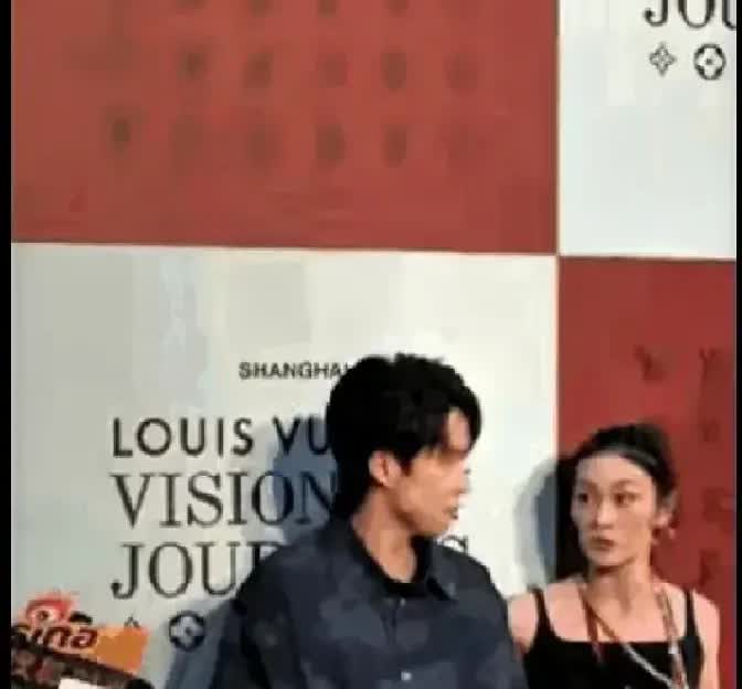 前几天看到个新闻，心里特别不是滋味。一个曾经的奥运冠军，现在竟然为了蹭热度，穿得