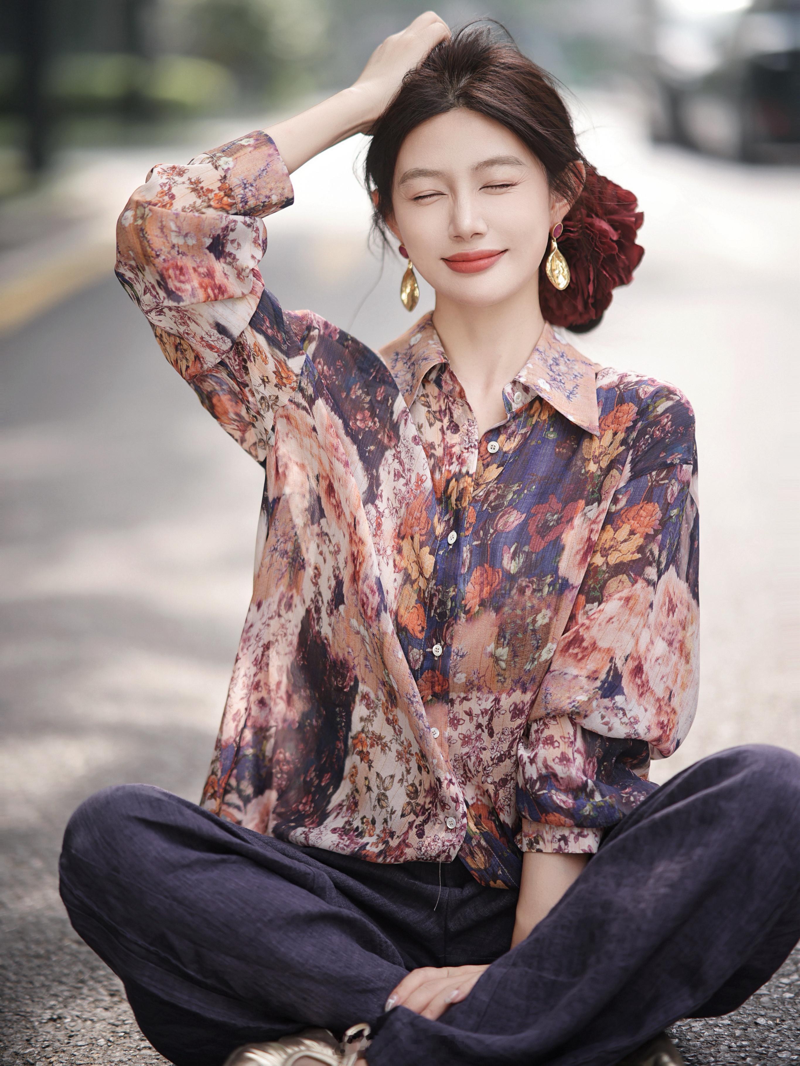 要被花花包围了哈哈哈这衬衫太有氛围感了吧穿上更是秒变复古女郎啊还是100真丝滴