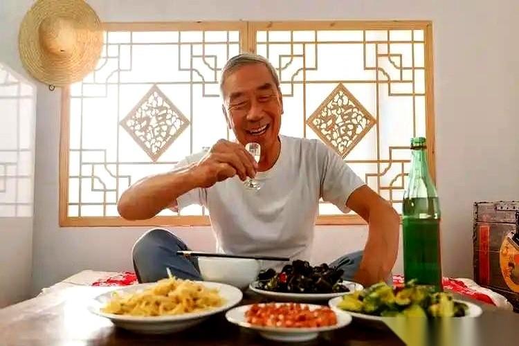 我跟你说个特扎心的事儿。就我老家一个叔，一辈子就那点爱好，天天晚上得抿二两白酒