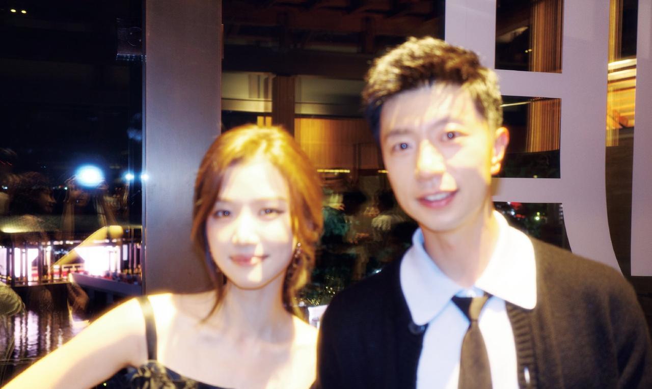 这是什么氛围感的男神，不知和马龙合影的这个女孩是不是卢昱晓？如果是卢昱晓那这个