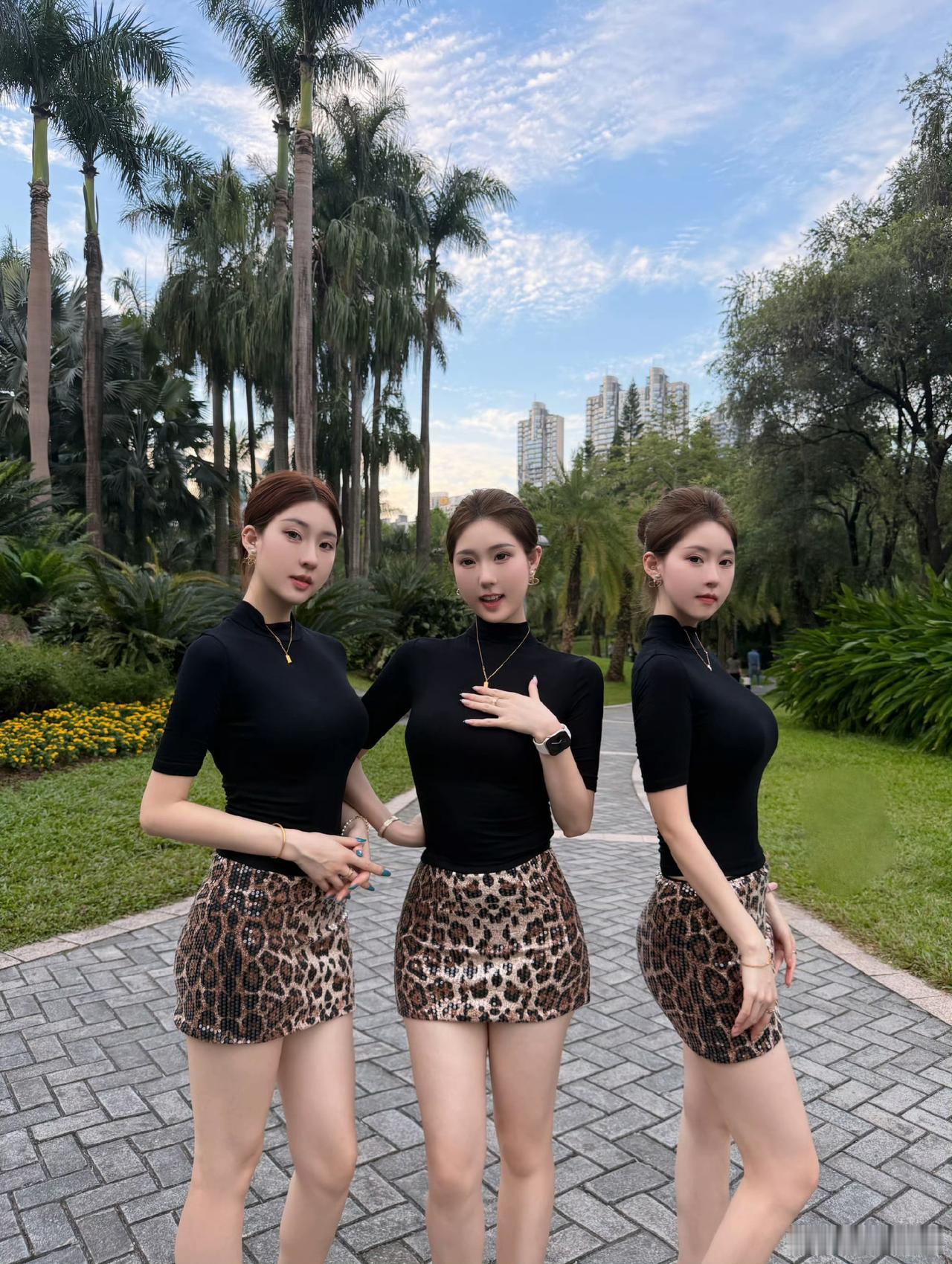 三位姐妹在公园合影，背景是绿