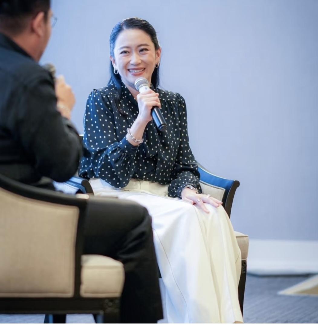 佩通坦于11月14日参加了ypp活动，生活蛮充实的啊：活动中的她着装复古又时尚。