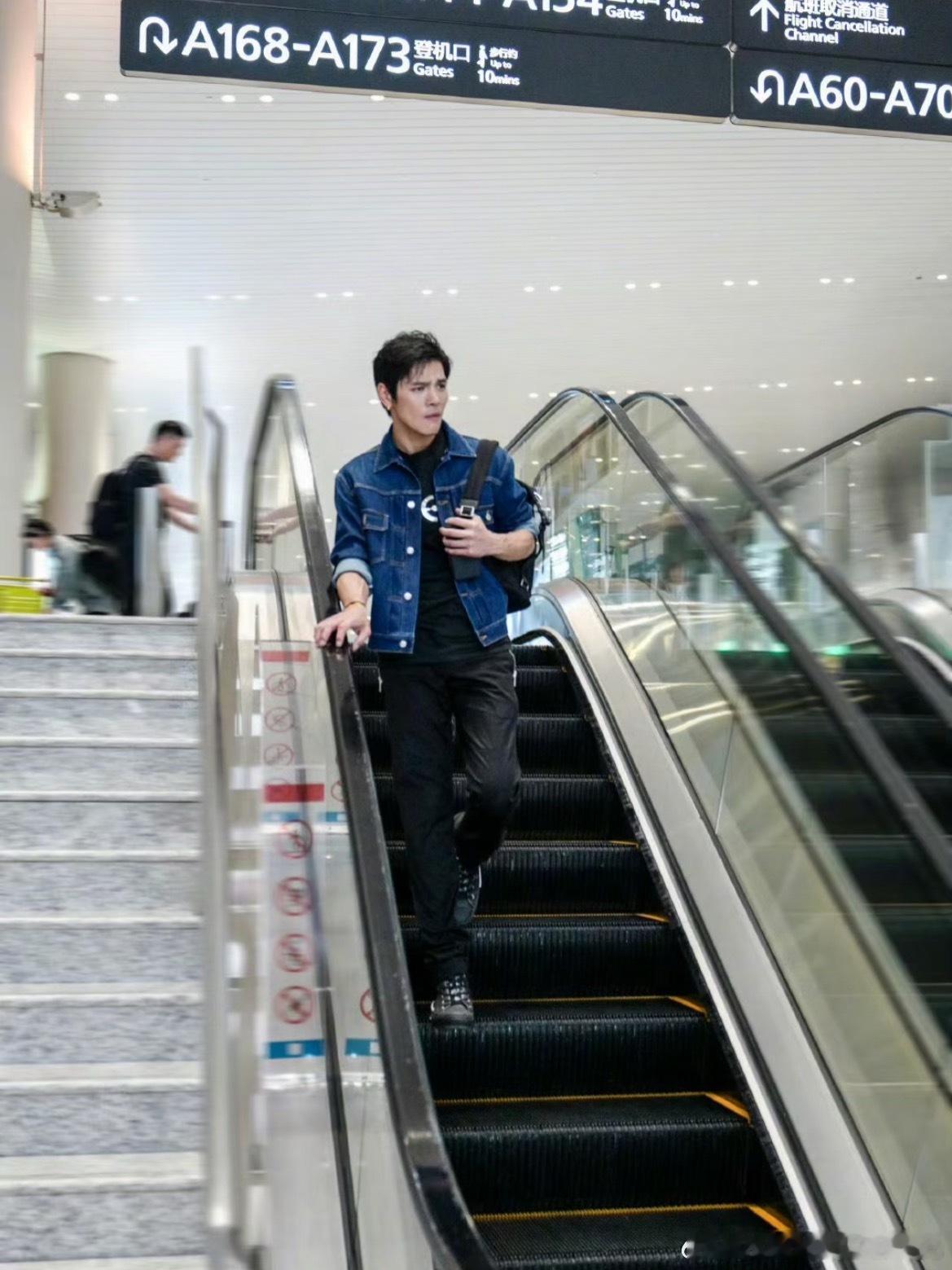 向佐换造型师了雀实帅很多啊不搞那些浮夸的妆造现在找到自己风格好太多太多了！造型师